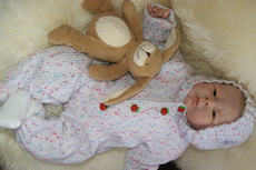 Комбинезоны являются сегодня самой востребованной и популярной одеждой для новорожденных.