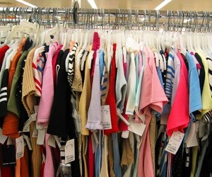 Российские производители теперь смело завоевывают отечественный рынок самой качественной одеждой для женщин, мужчин и детей. Большие успехи в этом плане отмечаются у известной компании Gloria Jeans, которая имеет по всей стране целую сеть магазинов.