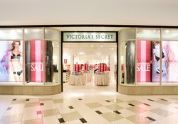 Не так давно вышла новая и долгожданная всеми модницами коллекция купальников от модного мирового бренда Victoria secret.